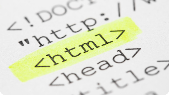 黄色いマーカーでハイライトされたHTMLタグ（html, head）の接写