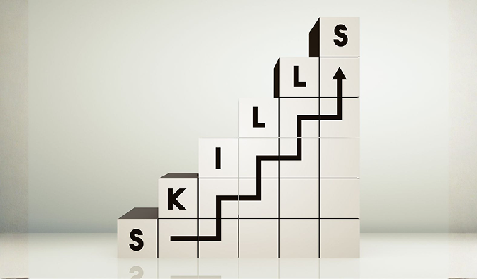「SKILLS」の文字が入った階段状のブロックと上昇矢印のイメージ図