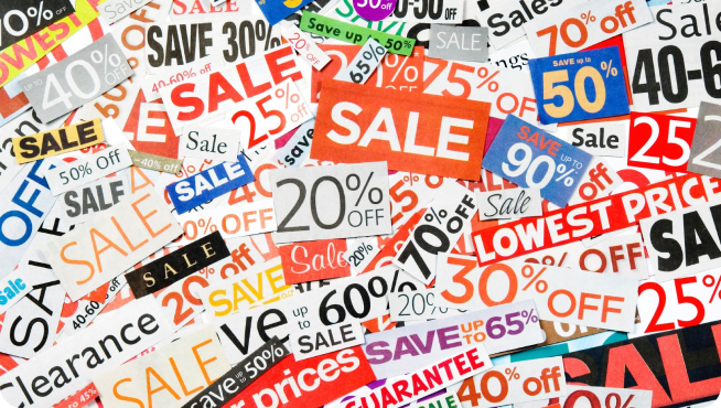「SALE」や「% OFF」のラベルが敷き詰められたバナーコラージュ